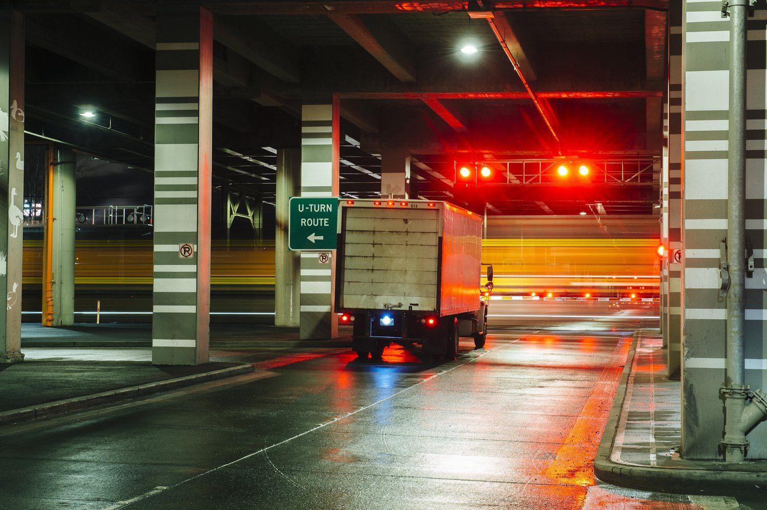 Ciężarówki wjeżdżające na plac bazy firmy transportowej