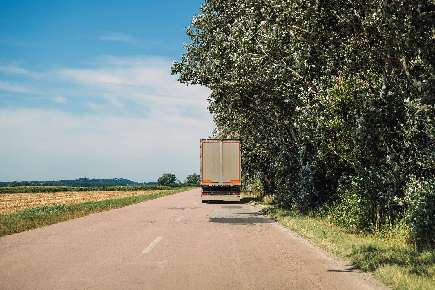 Ciężarówka na rozgrzanej autostradzie w letnim słońcu