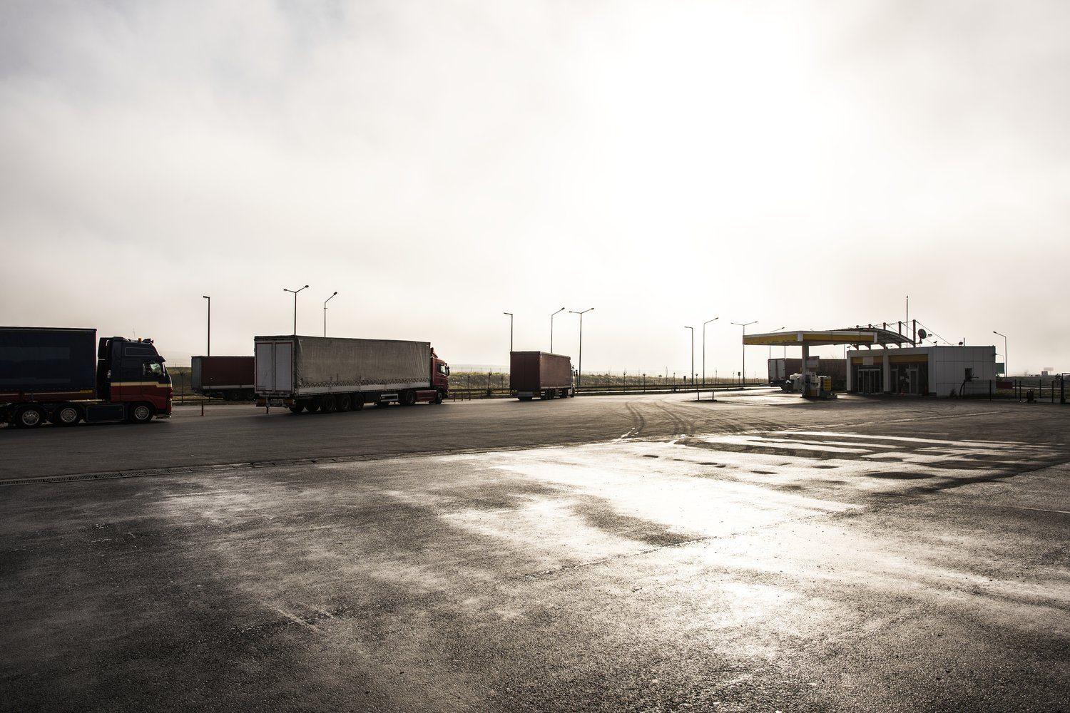 Pusty plac firmy transportowej w świąteczny poranek